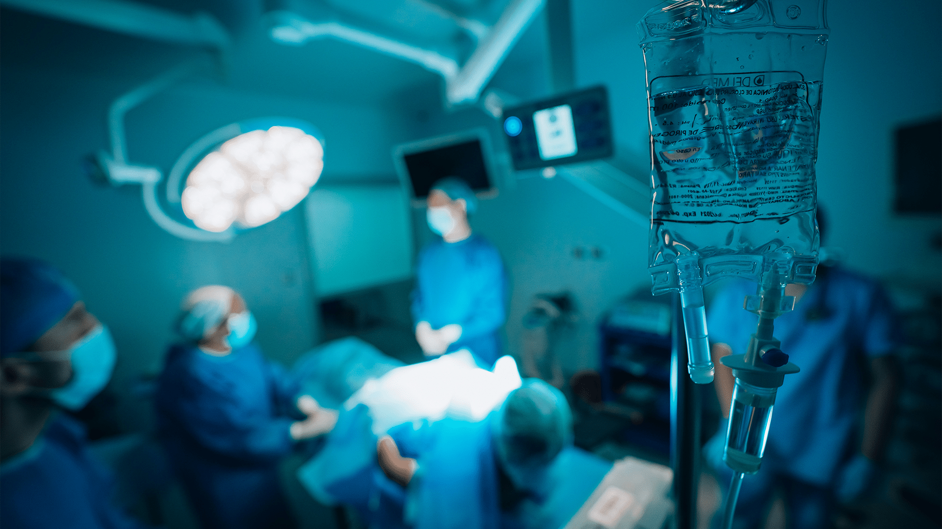 Equipe médica em sala de cirurgia.