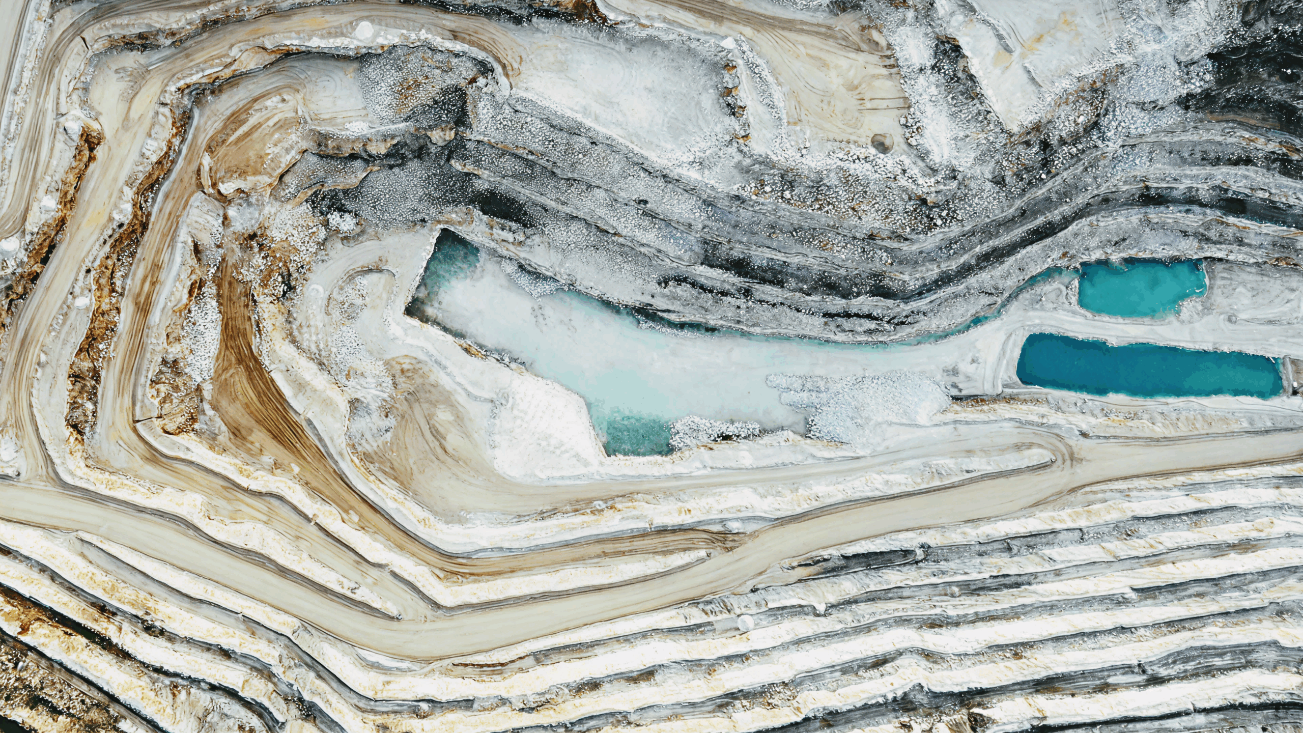 Mineração com camadas e lagos artificiais.