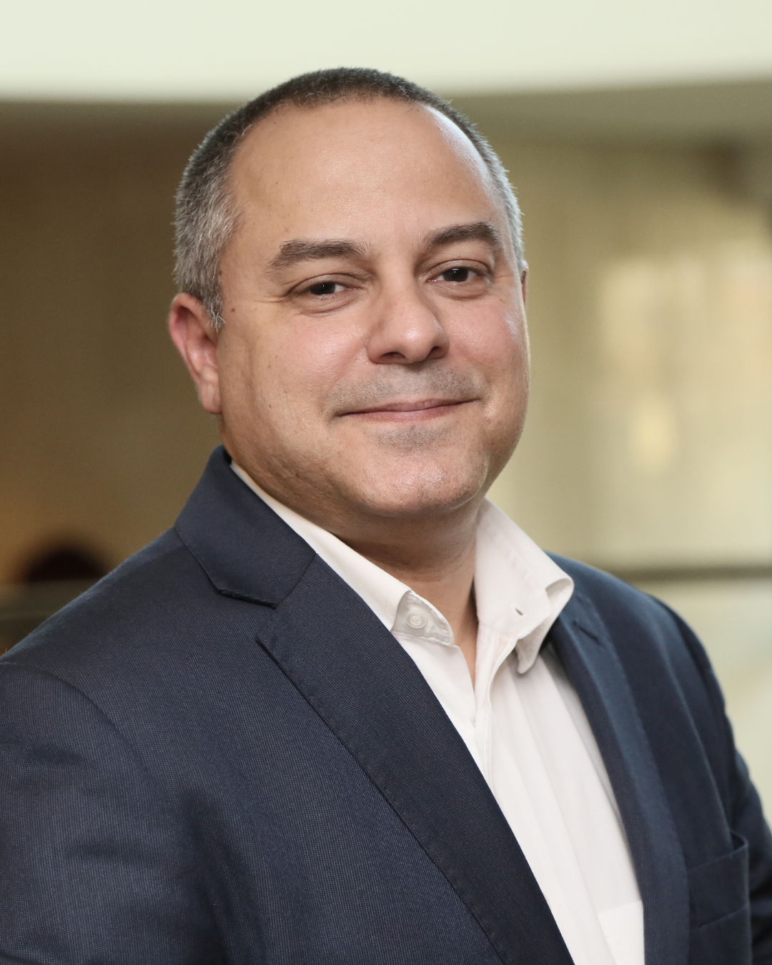 Homem de fato em ambiente interno.