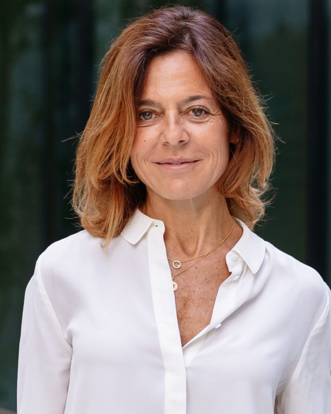 Mulher com camisa branca elegante.