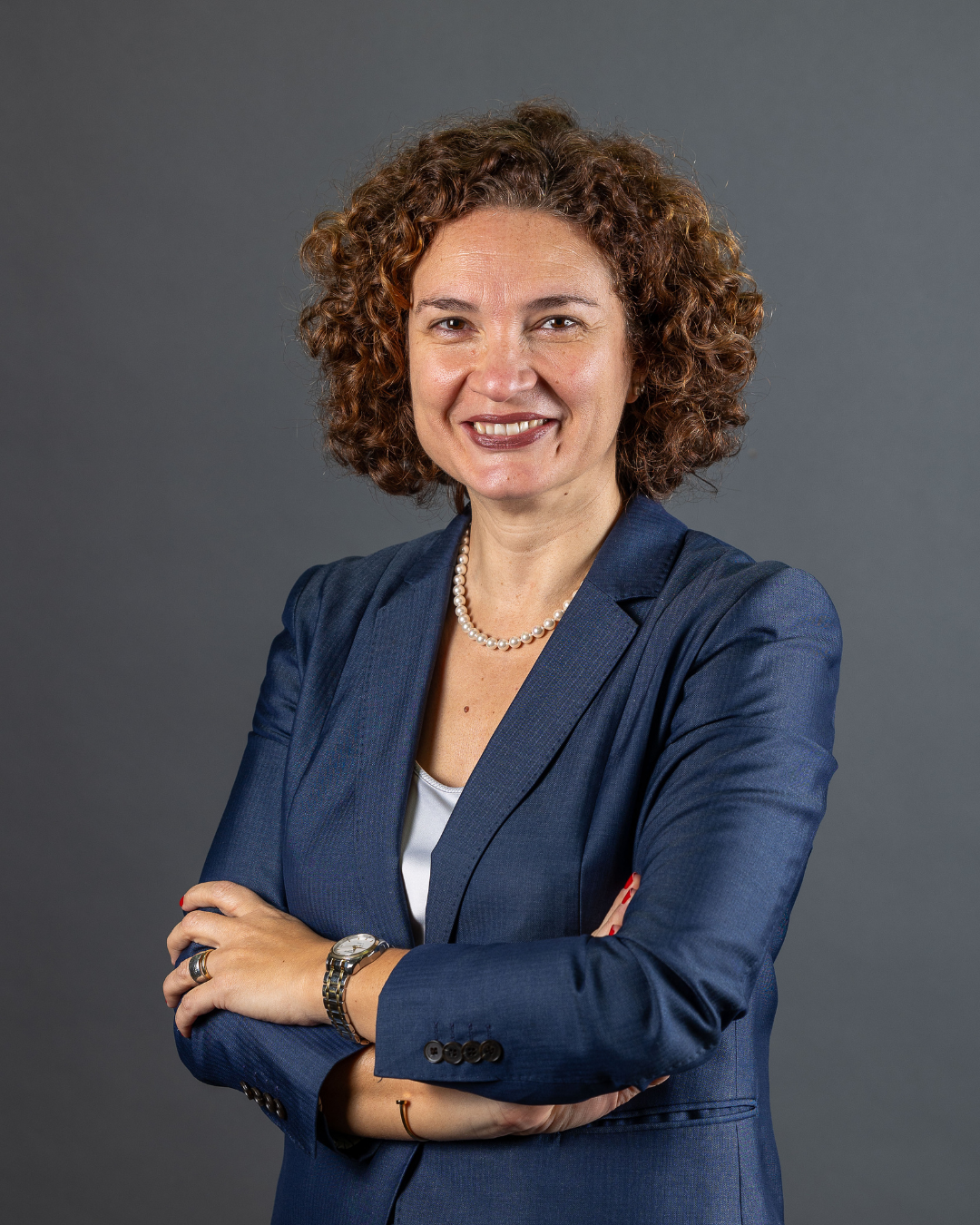 Mulher de fato com cabelo cacheado.