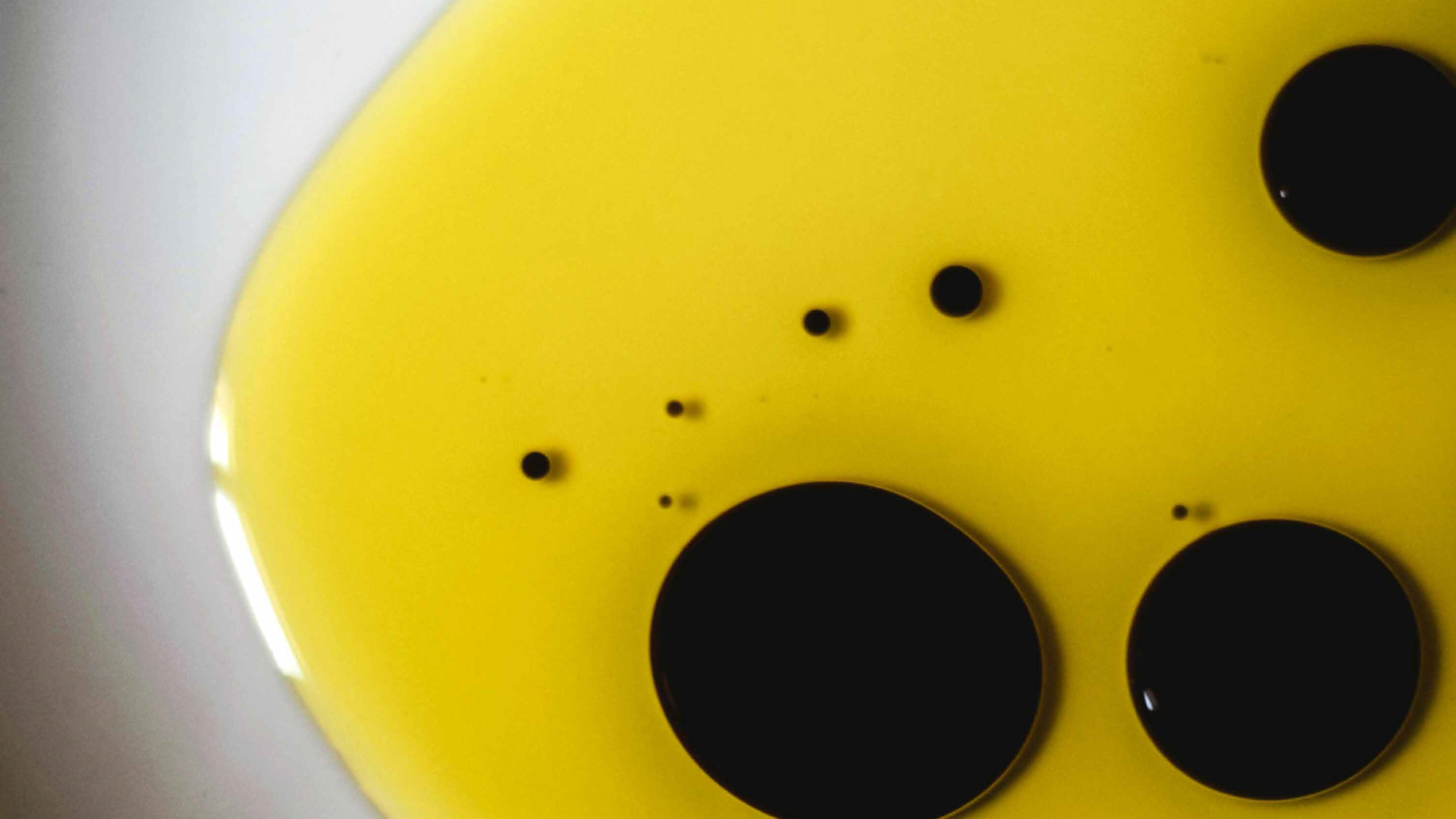 Óleo amarelo com bolhas pretas