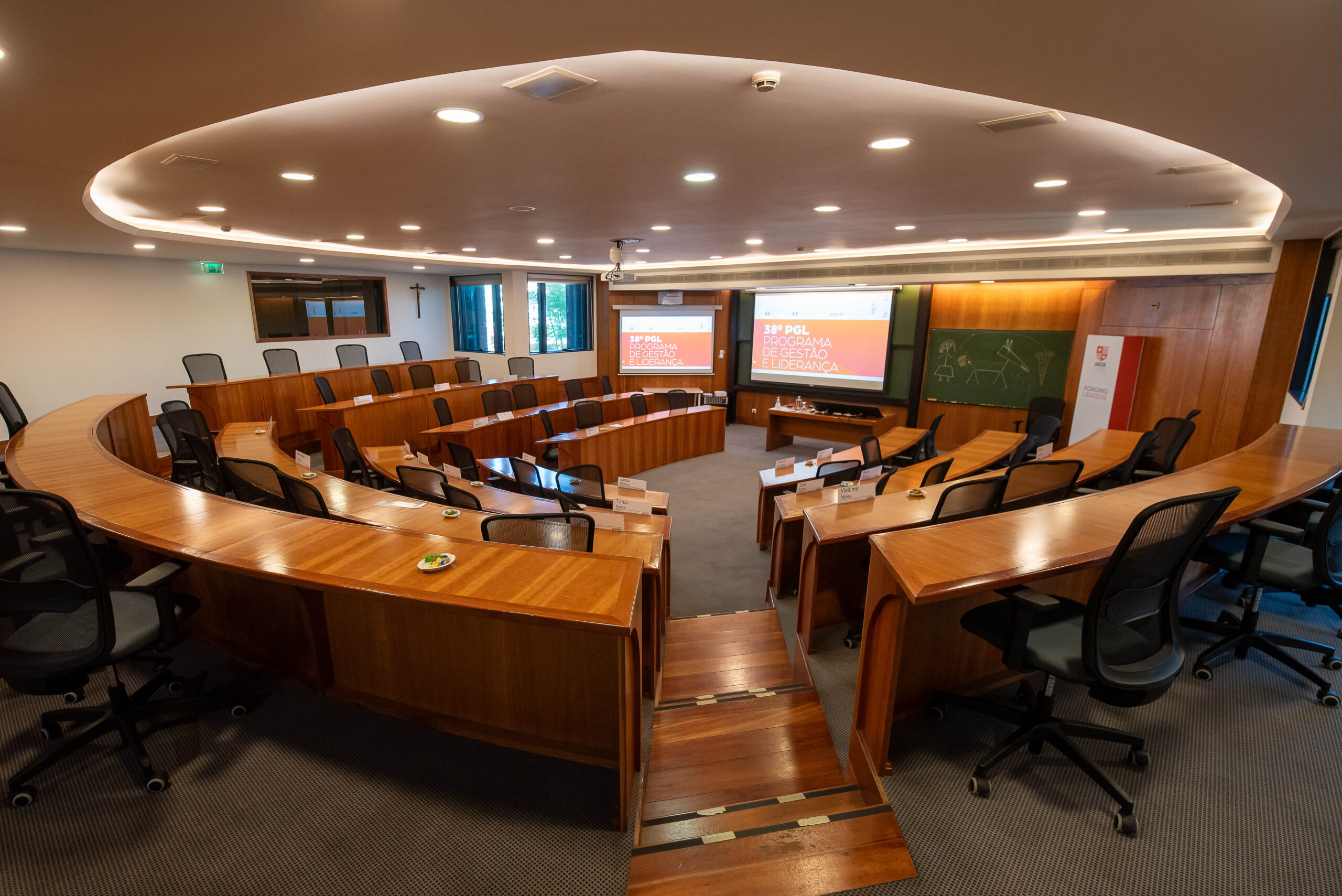 Sala de aula em Lisboa em formato de discussão para o Método do Caso